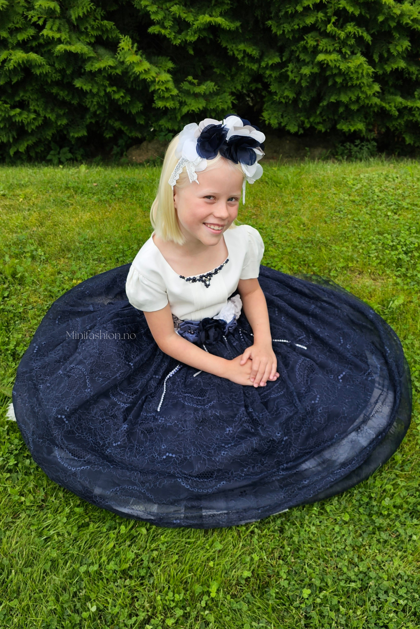 Minifashion, Festkjole til barn, blonderkjole i hvit og mørkeblå
