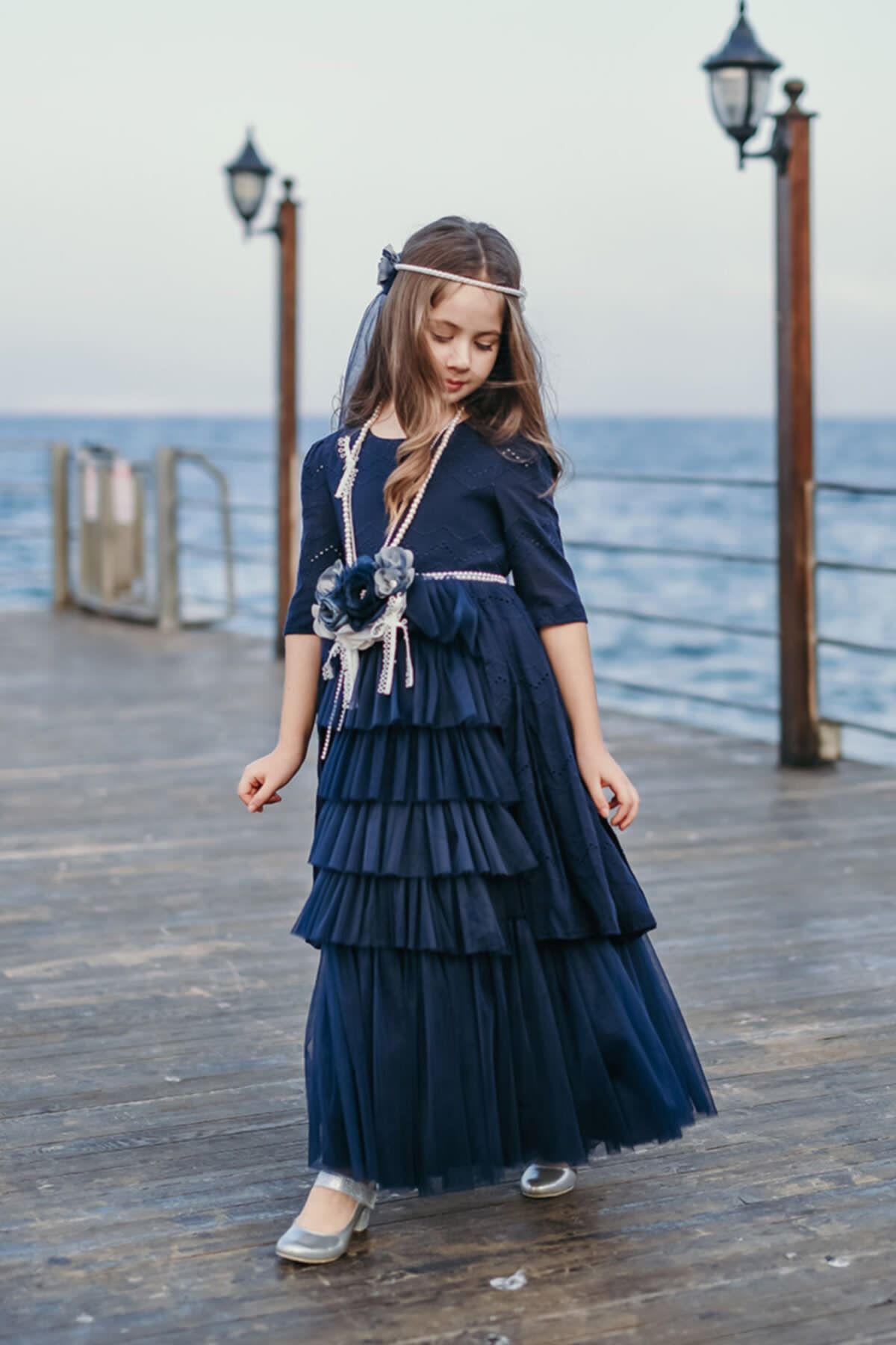 Minifashion, Festkjole til barn, tyll, mørkeblå med slør og vakker halskjede